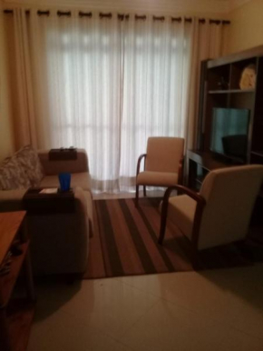 Encantador a 2 quadras da Enseada, com varanda e garagem